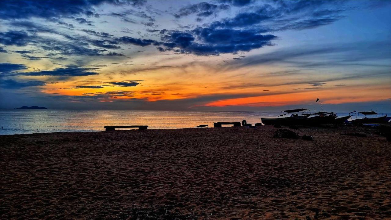 Hotel Rumah Tamu Tepi Pantai Dungun Esterno foto